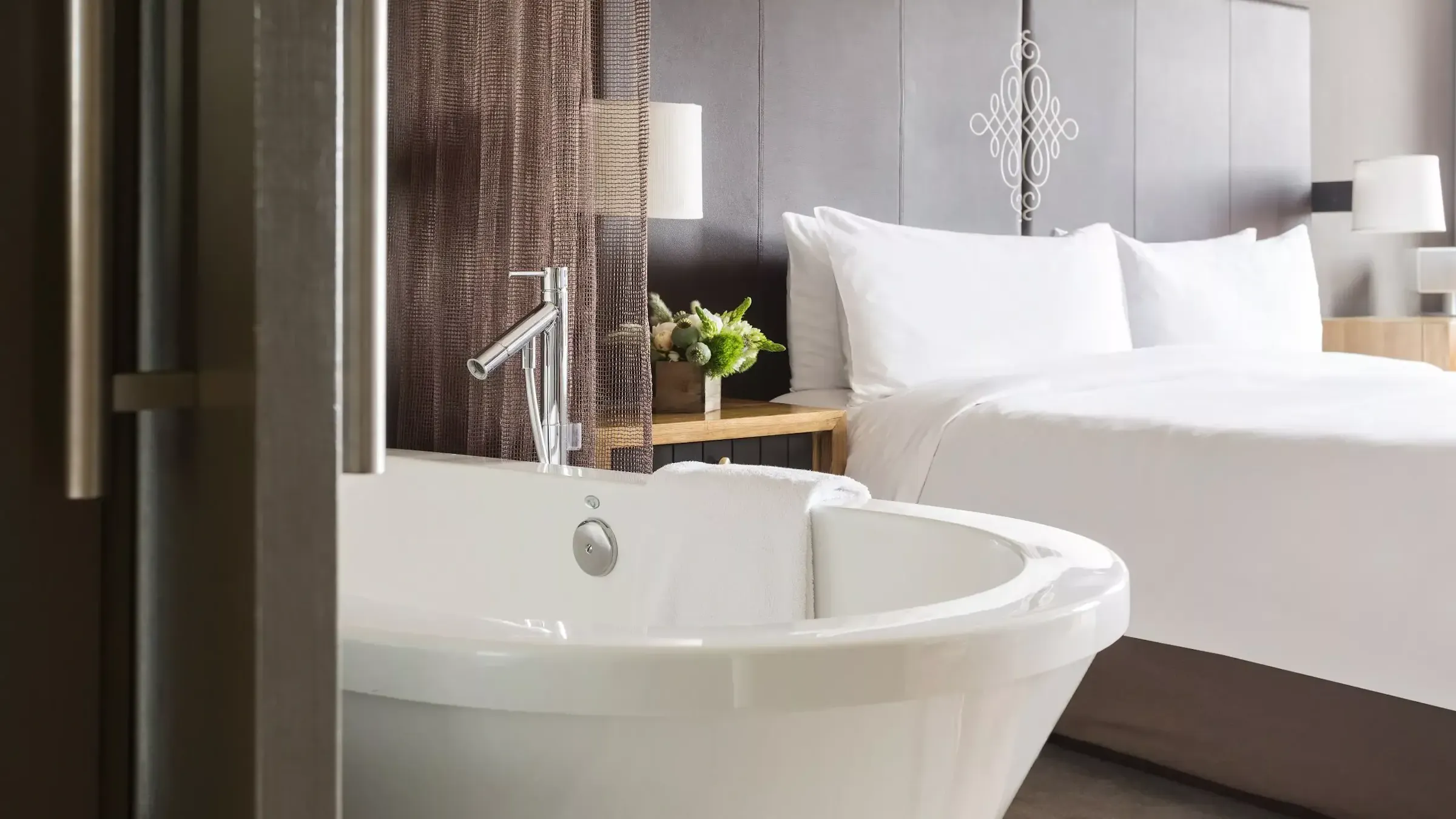 Andaz Napa P109 Large Loft Bathtub 16x9